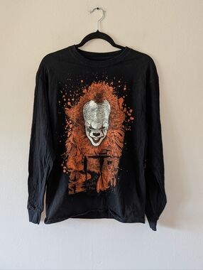 M It Pennywise Black Long-Sleeve Graphic Tee with Orange Horror Print